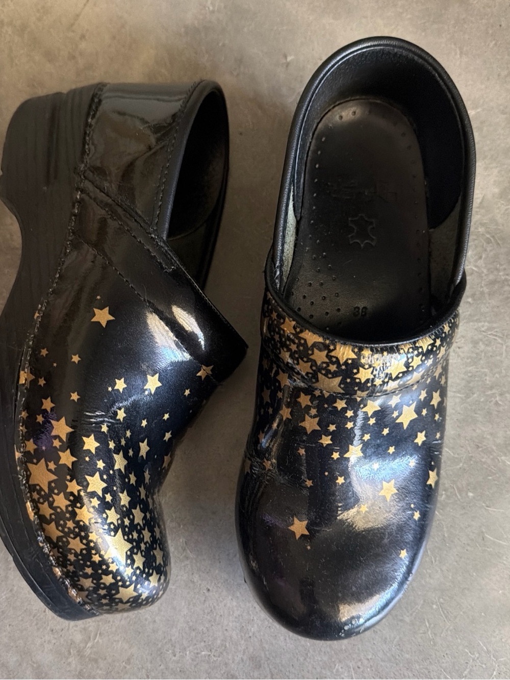 Dansko Black Patent Clogs Gold Star Print Professional Size 38 Nurse Medical